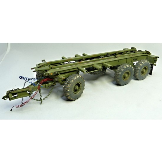 1/35 M1076 Trailer with Flatrack M1 & Four Boxes Cargo (resin)