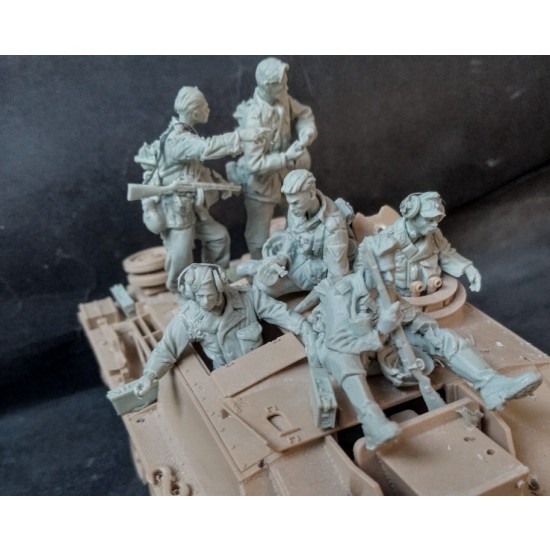 1/35 Panzergrenadiers Riding on a StuG (2 tank crewmen and 4 infantry)