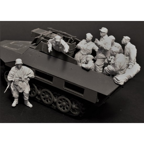 1/35 German Half-track Crews (8 figures)