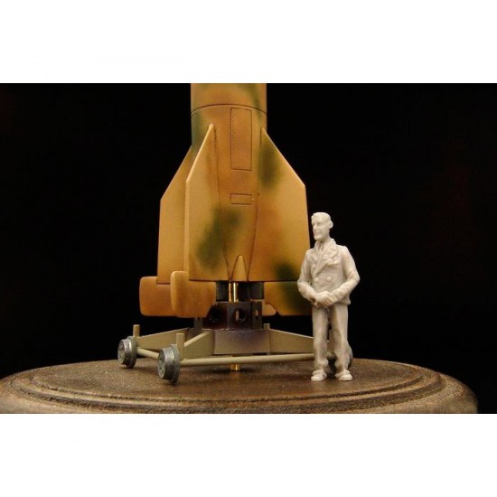 1/72 Wernher Von Braun - German/US Scientist (Waserfall and V/2)