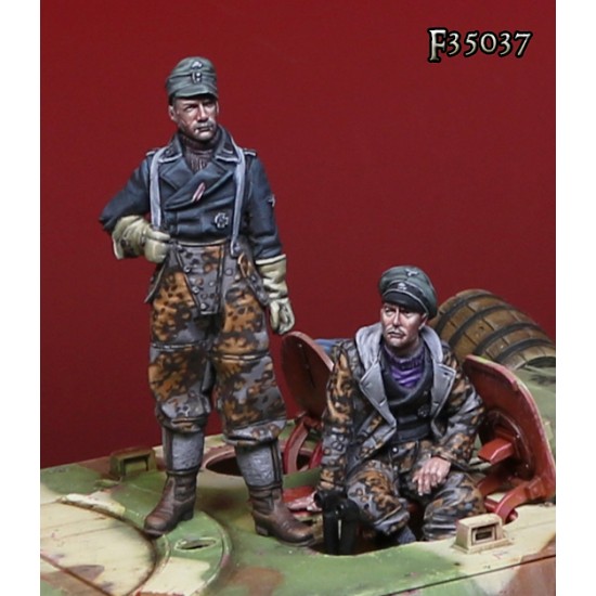 1/35 German WSS Jagdpanzer Commander (2 figures)