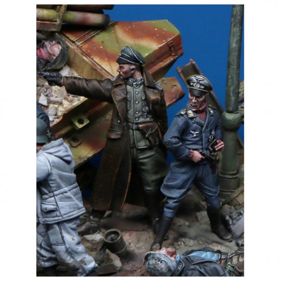 1/35 German Officer In Action (2 figures)