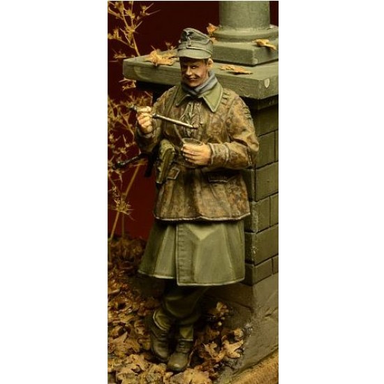 1/35 Waffen SS Soldier Eating, Ardennes 1944 (1 figure)