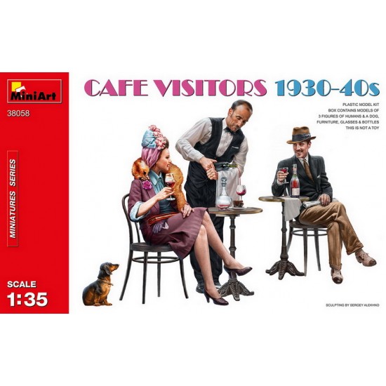 1/35 Cafe Visitors 1930-40s (3 figures & 1 dog)