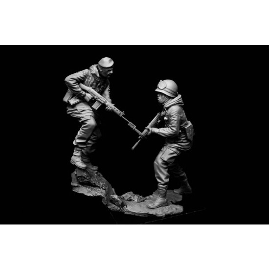 120mm Tumbledown, Falklands 1982 (2 figures w/diorama)