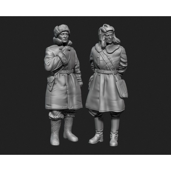 1/35 Soviet Tank Officers In Sheepskin Coat Set (2 figures)