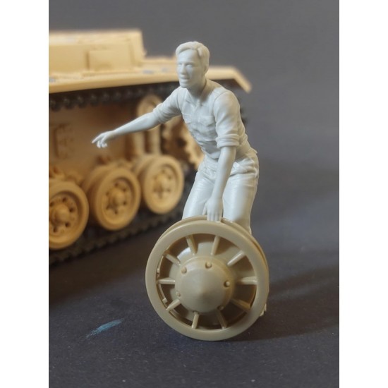 1/35 German Tank Mechanic at Work Vol.2