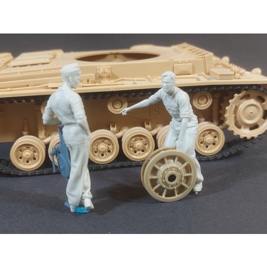 1/35 German Tank Mechanic at Work Set (2 figures)