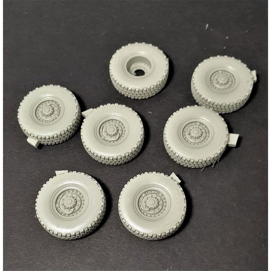 1/35 M1083 FMTV Road Wheels (Goodyear)