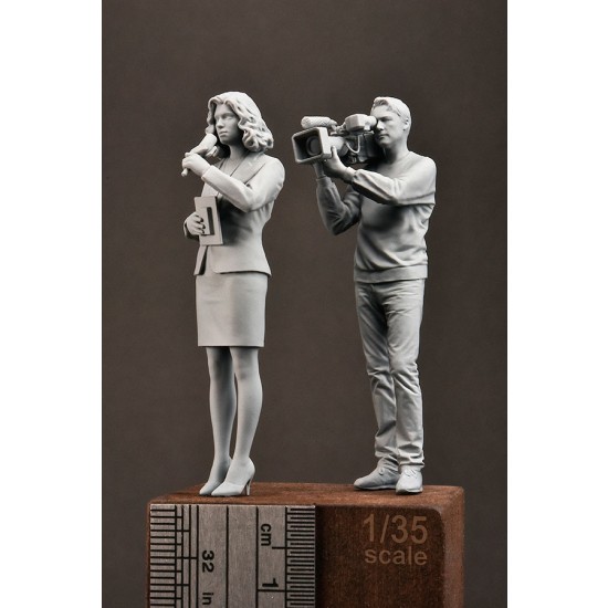 1/35 Modern Cameraman and Female Reporter (2 figures)