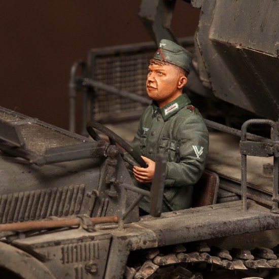 1/35 SdKfz.10/4 Driver