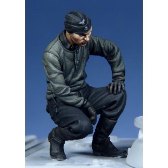 1/35 WWII German Panther Crewman #2