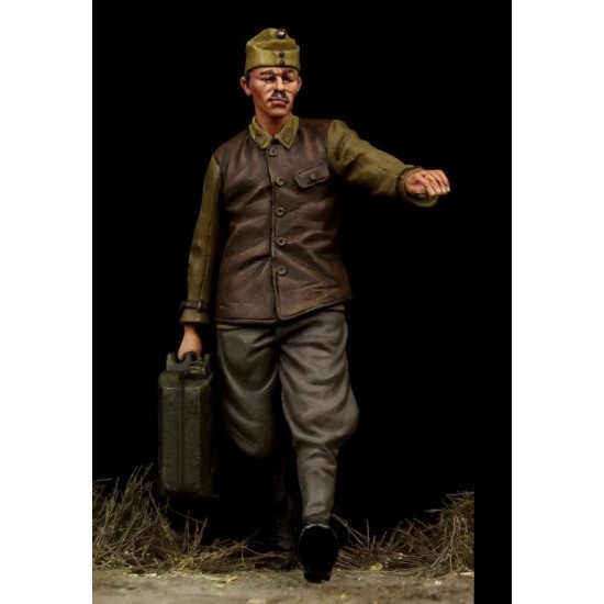 1/35 WWII Hungarian Soldier with Jerrycan